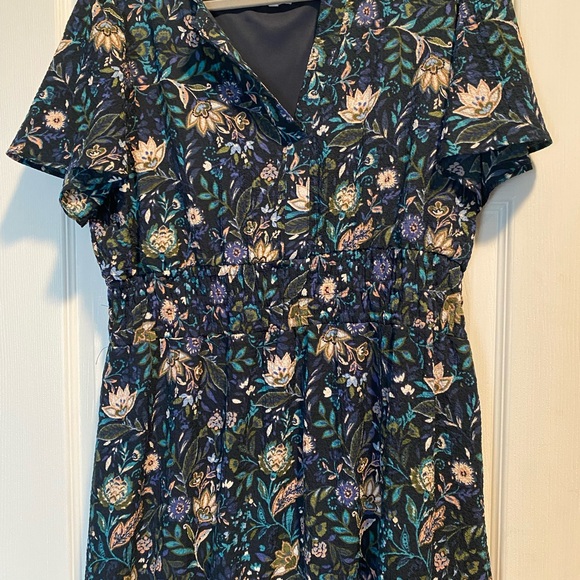 Floral V-Neck Dress - Picture 4 of 9
